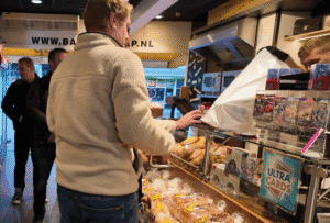 Pokémonkaarten trekken al vroeg klanten bij Bakker Jaap: ‘Om vier uur mijn bed uit’
