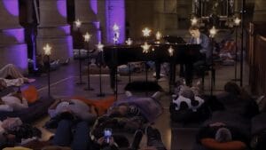 Luchtbedden en gesloten ogen in de Nieuwe Kerk tijdens ligconcert