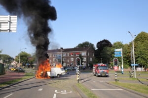 Brand op Wateringsevest: bestelbus zwaar beschadigd
