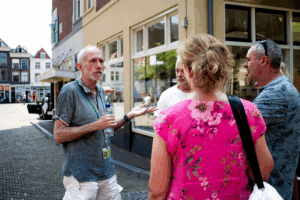 Duizenden toeristen maken jaarlijks kennis met Delft: van Hugo de Groot tot hakenkruispaal