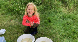 Kinderen ontdekken Delfts waterleven: ‘Geen monster, wel een waterwants’