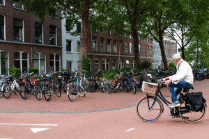 Stalling op de schop, stoep vol: fietsdrukte door verbouwing bij station