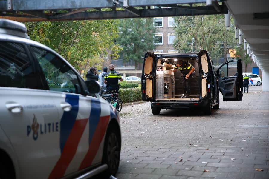 Vaten vol diesel gevonden in Delftse kelderbox, drie personen aangehouden
