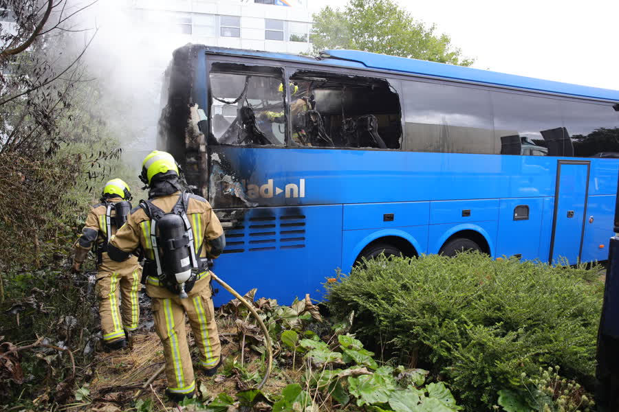 Brand uitgebroken in geparkeerde touringcar Olof Palmestraat