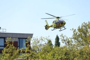 Fietser gewond na aanrijding op Schoemakerstraat – traumahelikopter ter plaatse