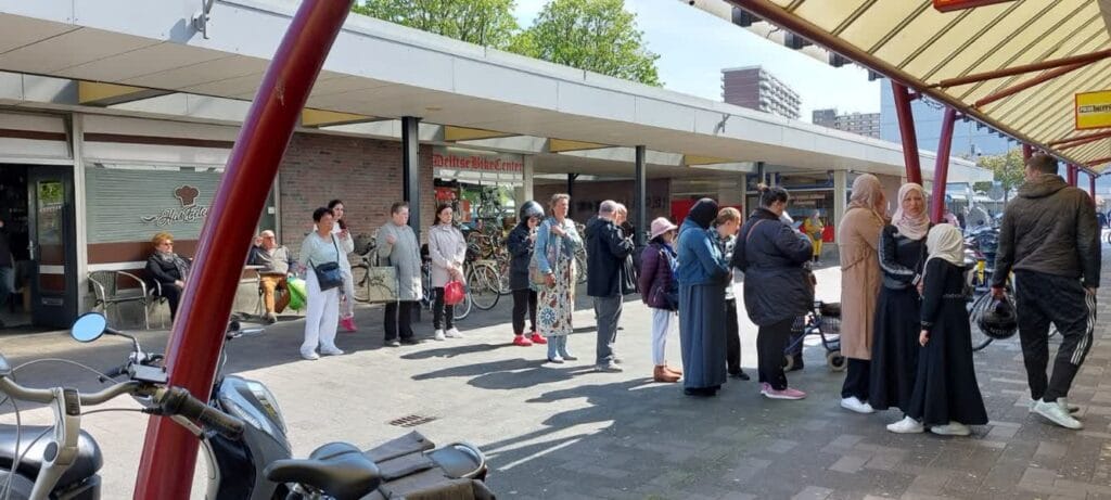 Koopjesjagers in lange rij voor laatste week Prijsmepper Voorhof
