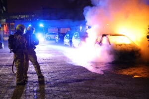 Weer een auto in de brand, dit keer vlak naast winkelcentrum De Hoven Passage