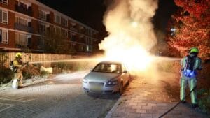 Hoge vlammen midden in woonwijk: opnieuw autobrand in Buitenhof