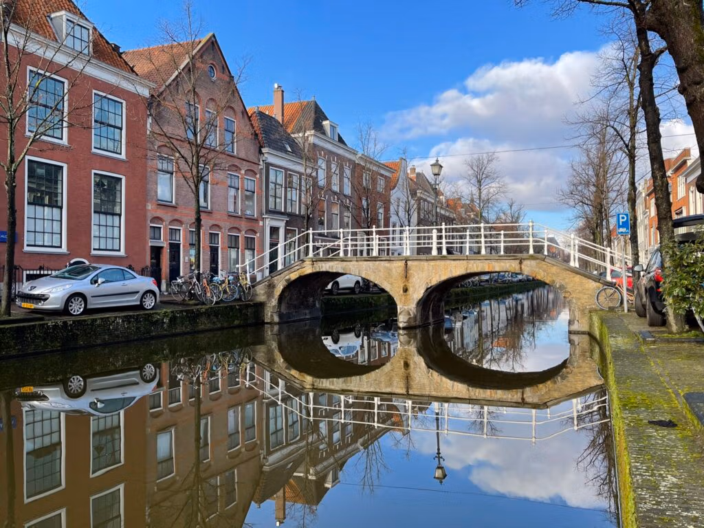 Compromis over autoluwe binnenstad, parkeren kan voorlopig nog op Oude Delft