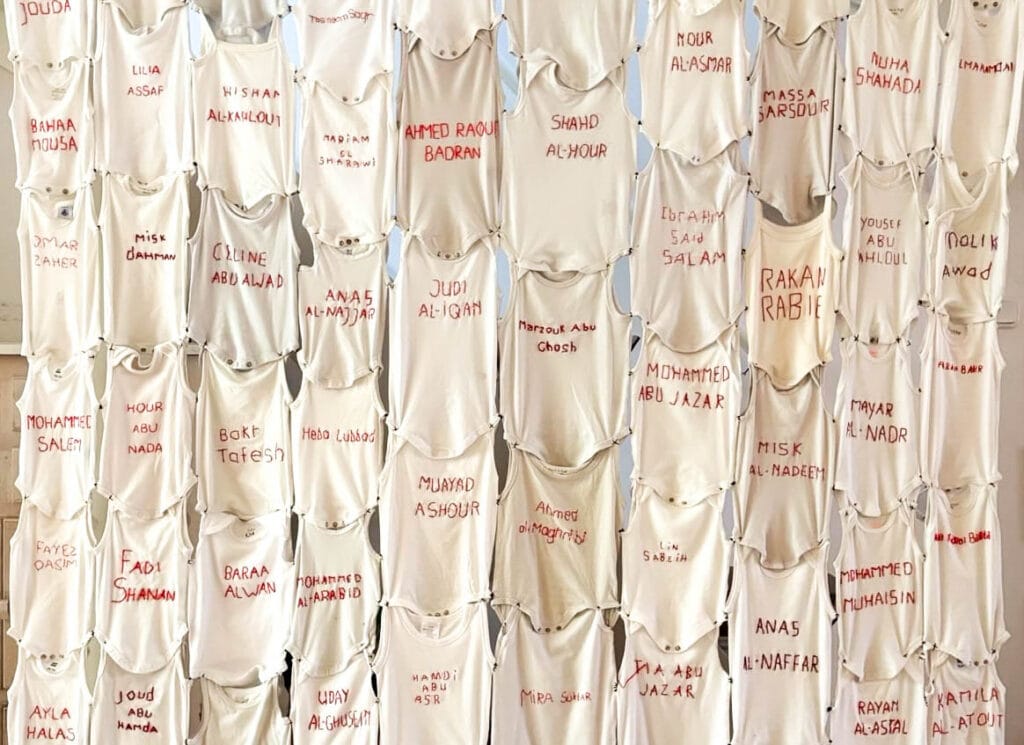 Honderden babyrompers in De Veste: Eerbetoon aan vermoorde Palestijnse kinderen Honderden babyrompers in De Veste: Eerbetoon aan vermoorde Palestijnse kinderen