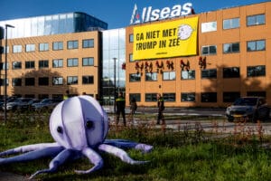 Greenpeace voert actie bij Delftse Allseas tegen diepzeemijnbouw van Trump