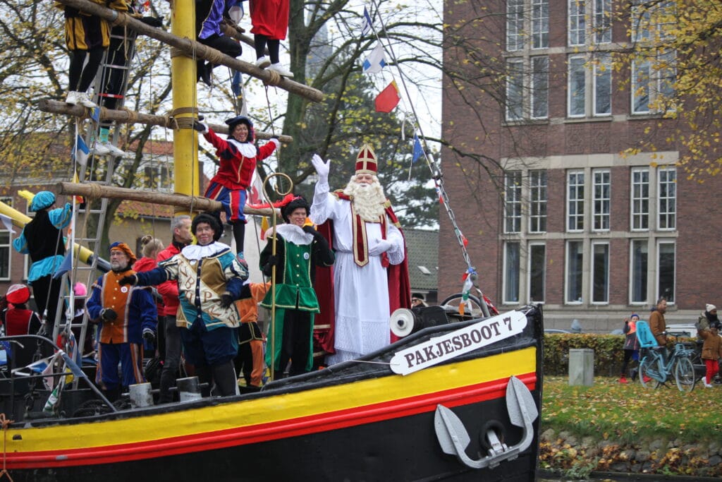 Dit was de Sinterklaasintocht Delft 2025 (met video)