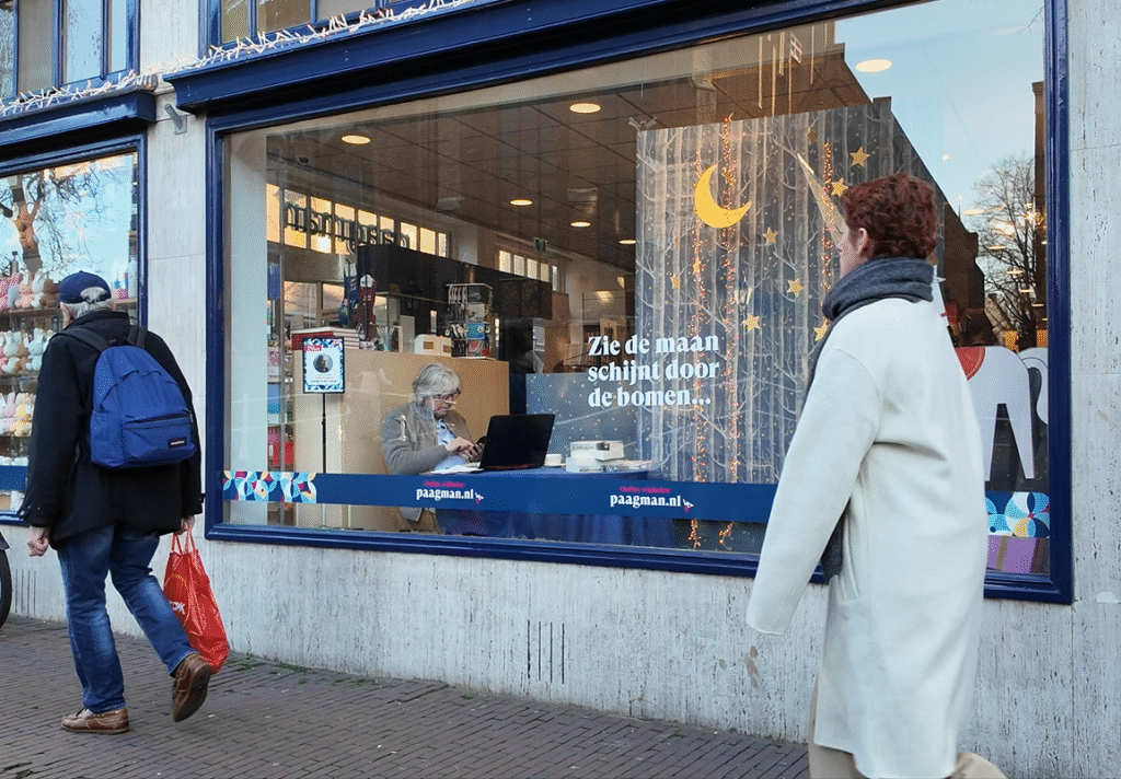 Thrillerschrijver John Kuipers werkt aan nieuwste boek in etalage Paagman: ‘Veel nieuwsgierige blikken’ 