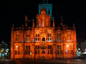 Delfts stadhuis kleurt oranje voor campagne tegen geweld tegen vrouwen