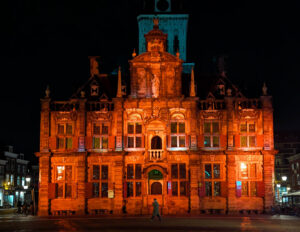 Delfts stadhuis kleurt oranje voor campagne tegen geweld tegen vrouwen 