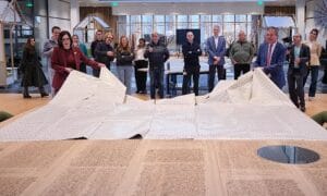 Akte van Redemptie-tafel onthuld in Provinciehuis Zuid-Holland: ‘Brengt geschiedenis naar het nu’