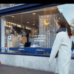 Thrillerschrijver John Kuipers werkt aan nieuwste boek in etalage Paagman: ‘Veel nieuwsgierige blikken’