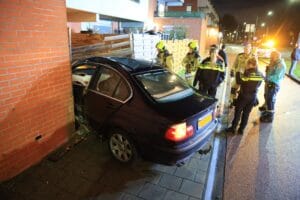 Automobilist rijdt door schutting en belandt in achtertuin aan Reinier de Graafweg