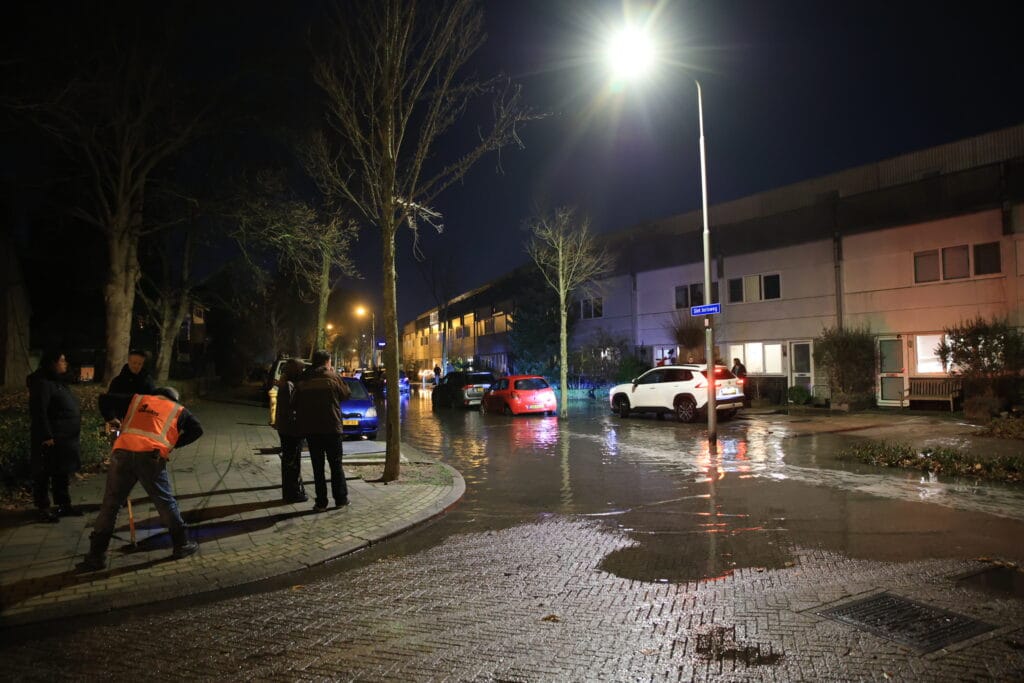 Sint Jorisweg onder water na breuk in waterleiding Sint Jorisweg onder water na breuk in waterleiding