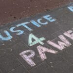 Krijtprotest in Voorhof tegen ontslag Delftse uitzendkracht bij Albert Heijn