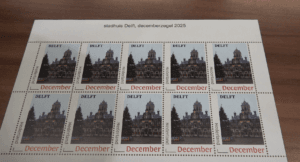 Delfts Stadhuis siert samen met kerstboom decemberzegel 