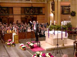 Voor de laatste keer dirigeert Gregor Bak Kerstvolkszangdag: ‘Tijd voor een frisse wind’
