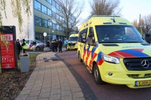 Twee fietsers gewond bij botsing op Landbergstraat en naar ziekenhuis vervoerd 