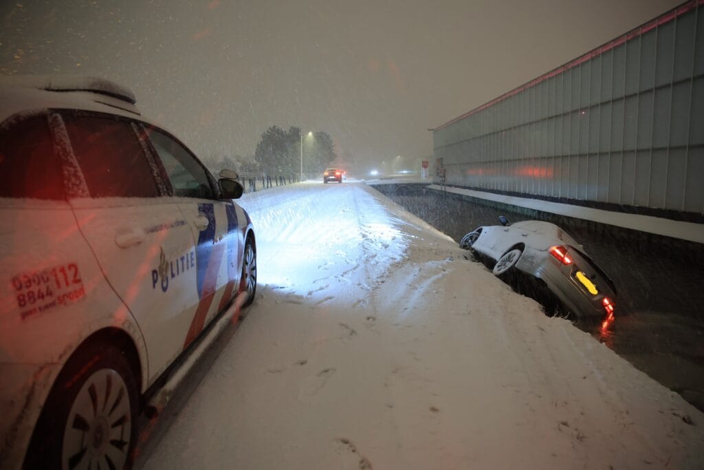 Auto glijdt water in door gladheid Veenakkerweg Den Hoorn