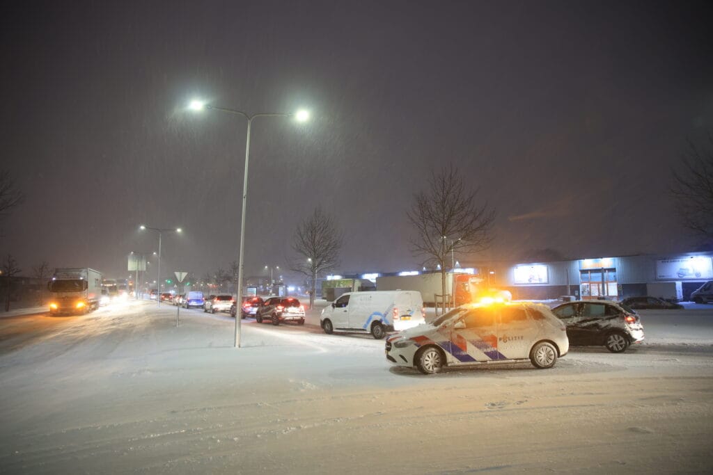 Grote verkeersdrukte door vastgelopen voertuigen op glad wegdek Zuidhoornseweg Den Hoorn