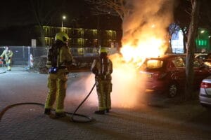 Geparkeerde taxi op E. du Perronlaan volledig uitgebrand