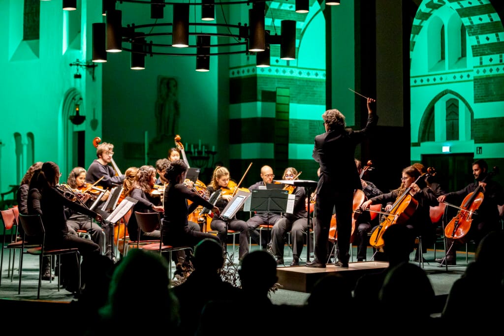Nieuw Delfts orkest wil klassieke muziek aantrekkelijk maken voor jongeren: ‘Geen oude mannen in pak en zware muziek’