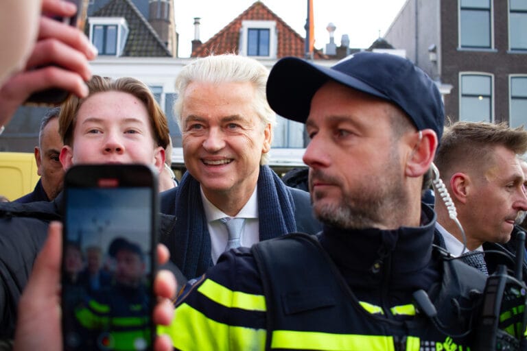 Pers, Pechtold en protest: Zo zag het bezoek van PVV-leider Geert Wilders aan Delft eruit