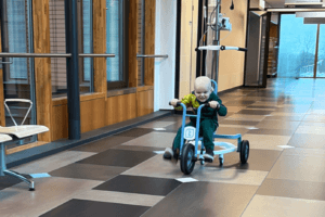 Delftse studenten schenken infuusfietsen aan kinderen met kanker in Reinier de Graafziekenhuis