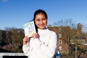 Elfjarige Isra uit Delft heeft boek geschreven: ‘Alweer bezig met nieuw verhaal’