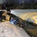 Auto te water langs Rijksstraatweg Delfgauw, bestuurder aangehouden voor rijden onder invloed