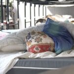 Winterkou zorgt voor extra drukte bij daklozenopvang Delft, maar iedereen krijgt een bed 