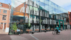 Kinderboekenschrijver Mies van Hout leest Prentenboek van het Jaar voor in DOK