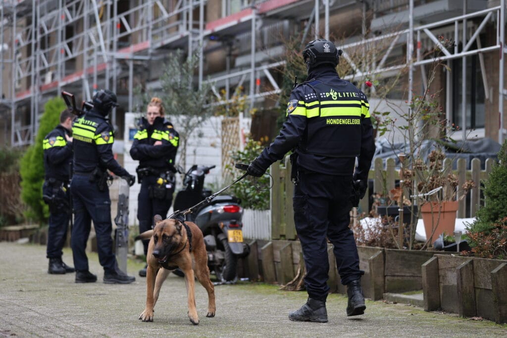 Steekpartij aan Aart van der Leeuwlaan: man gewond aan hoofd