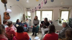 Huiskamers veranderen in podia bij kunstenfestival Gluren bij de Buren: ‘Geeft reuring in huis’