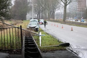 Auto ramt twee lantaarnpalen omver langs Prinses Beatrixlaan