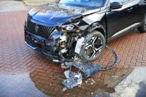 Auto-ongeluk in Schieoevers: grote schade aan beide voertuigen