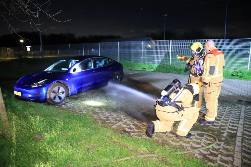 Tesla in brand op parkeerterrein Vitesse Delft, mogelijk brandstichting