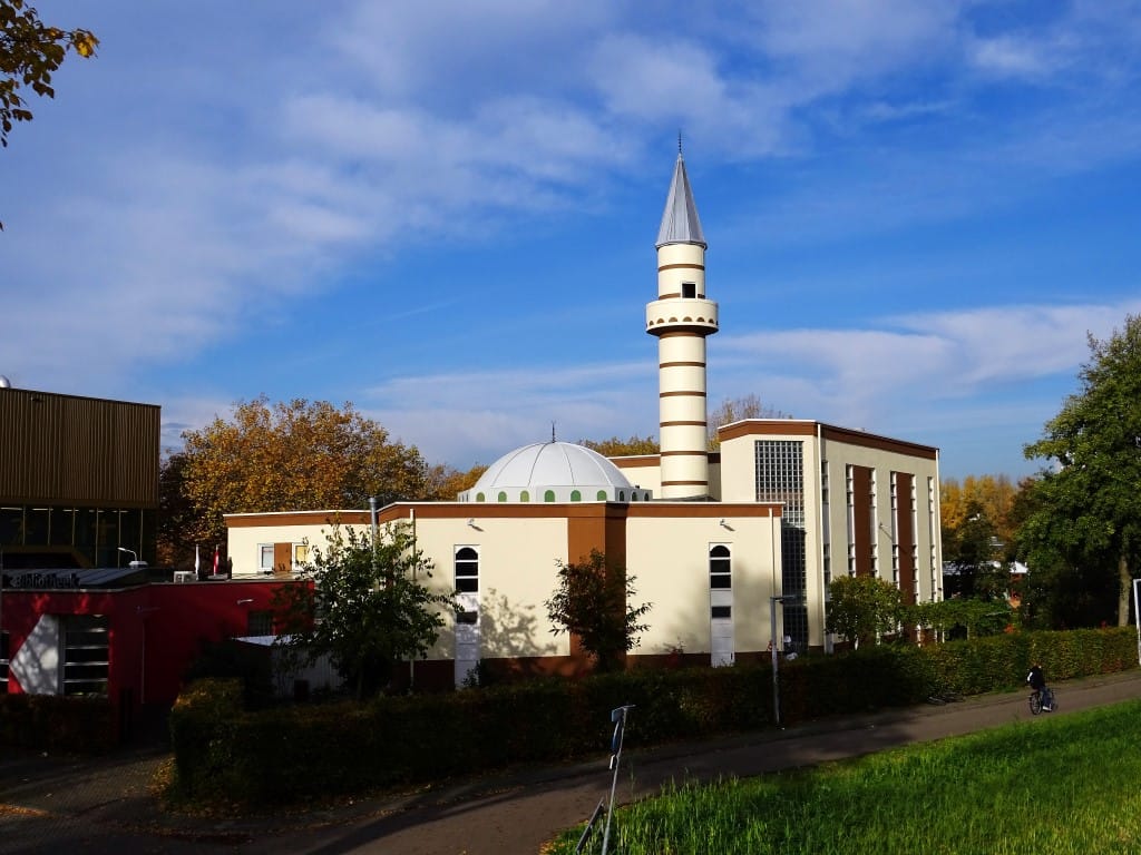 Delftse moslims vieren Eid al-Fitr (Suikerfeest) na bewogen ramadan Delftse moslims vieren Eid al-Fitr (Suikerfeest) na bewogen ramadan