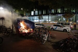 Man sticht vier keer brand uit ‘frustratie over politie’: twee jaar celstraf