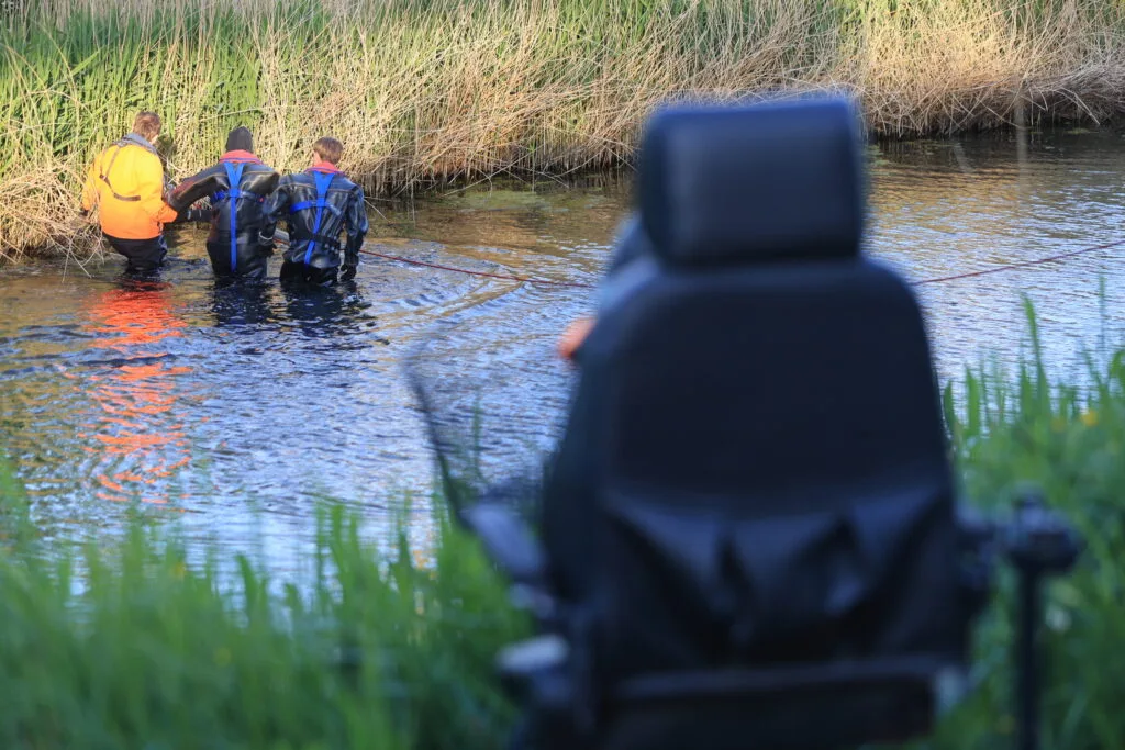 Zoektocht in het water na aantreffen verlaten scootmobiel aan Rijksstraatweg
