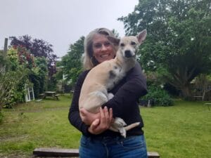 Stel uit Westerkwartier redt hondje zonder voorpoten uit Filipijnen