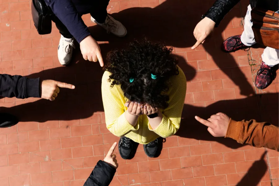 Ouders waarschuwen voor nieuwe, gewelddadige trend onder jongeren: ‘Aan haren getrokken en tegen hoofd geschopt’