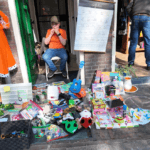 Als toeristen bij het zwembad: Delftenaren reserveren dagen voor Koningsdag alvast hun plekje op de kleedjesmarkt  