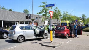 Aanrijding Tanthofdreef, twee auto’s zwaar beschadigd
