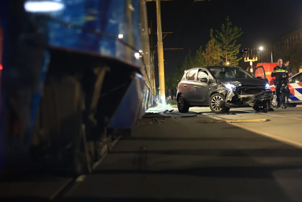 Auto en tram in botsing op kruising Derde Werelddreef en Gandhilaan